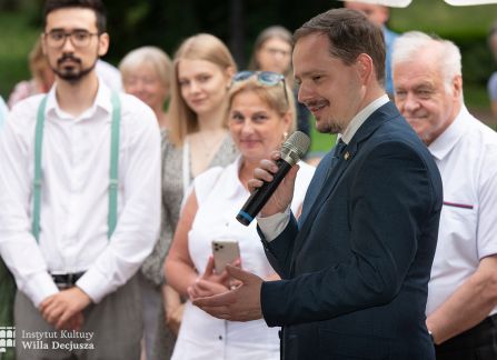 fotografia. dni wyszehradzkie w willi decjusza. konsul węgier Tibor Gerencsér przemawia do mikrofonu, w tle publiczność.